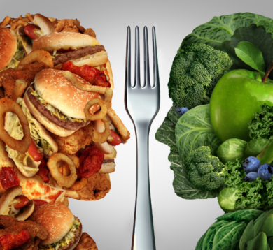 Kontrast zwischen Fastfood und frischem Gemüse, symbolisiert Ernährungswahl.